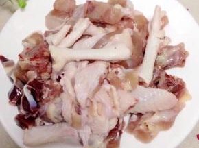 先把鸡肉洗净切成备用。