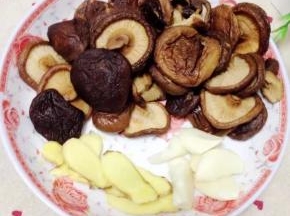 香菇提前泡发，姜切片，蒜略拍。