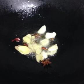 锅里倒入油，倒入姜，蒜，八角，少许干辣椒爆香。