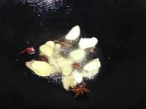 锅里倒入油，倒入姜，蒜，八角，少许干辣椒爆香。