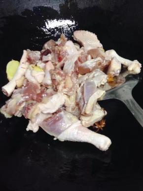 把鸡肉加入翻炒