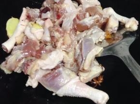 把鸡肉加入翻炒