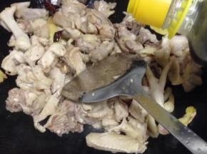 翻炒变色后，加适量的酱油与老抽。