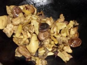 加入香菇翻炒一小会。
