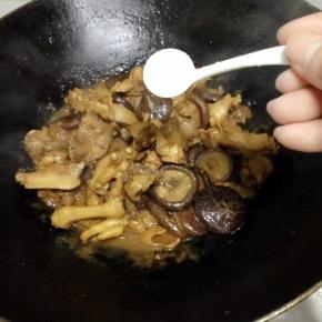最后大火收汁，加入盐调味即可出锅。