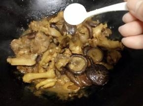 最后大火收汁，加入盐调味即可出锅。