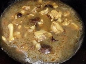 再加入适量的水，没过鸡肉。盖上盖子，烧至20-30分钟。