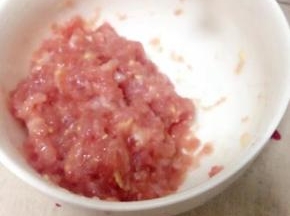 先把瘦肉切成肉末，加放少许姜末盐油淀粉搅拌均匀