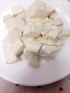 豆腐切小块备用