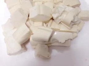 豆腐切小块备用