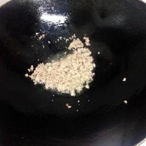 锅里倒入油，把肉末加入翻炒