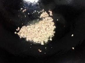 锅里倒入油，把肉末加入翻炒