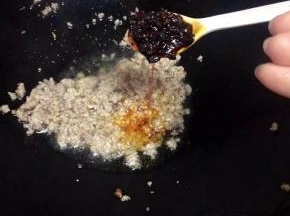 炒变色后，加入一勺老干妈。