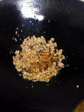 把肉末和老干翻炒均匀。