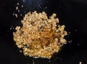 把肉末和老干翻炒均匀。