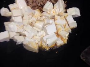 加入切好的豆腐块翻炒