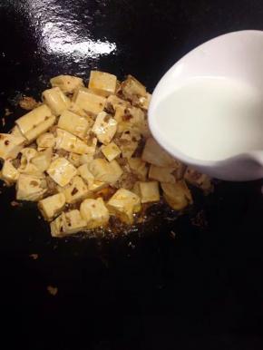 翻炒均匀，倒入调好的淀粉水。煮至2-3分钟