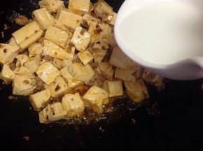 翻炒均匀，倒入调好的淀粉水。煮至2-3分钟