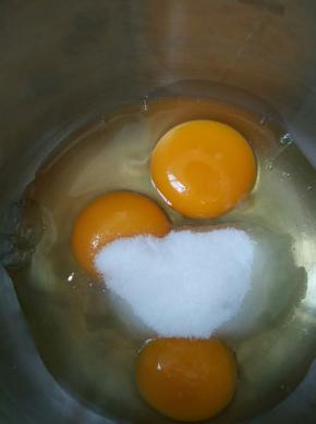 鸡蛋加糖打散