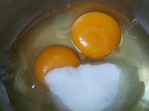 鸡蛋加糖打散