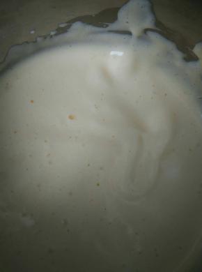 用电动打蛋器打发，提起打蛋起滴落的蛋液画8字不消失即可