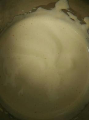 筛入低粉，快速搅拌均匀