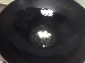 锅里倒入凉油，加入蒜炒香