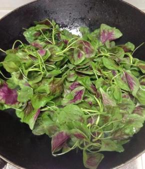 加入洗净的苋菜翻炒