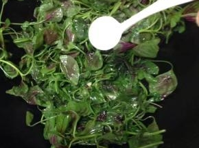 翻炒至有些软，加入适量的盐