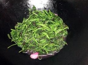 炒均匀，盛入盘中。