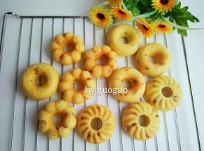 烤好后取出震一下脱膜，放烤网上晾凉