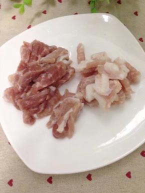 猪肉洗净切好备用