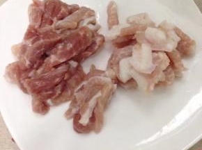 猪肉洗净切好备用
