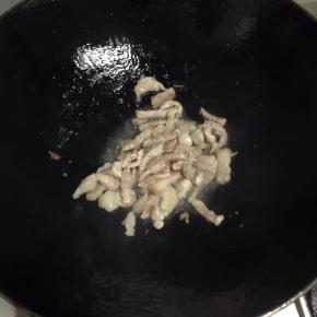 锅里倒入油，加入切好的猪肉翻炒