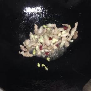 炒至变色后加入蒜，姜，辣椒炒