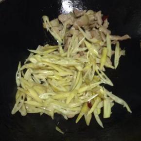 加入切好的苦笋继续翻炒