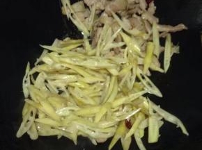 加入切好的苦笋继续翻炒