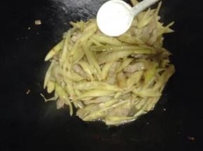 最后加少许生抽和盐炒匀即可出锅。