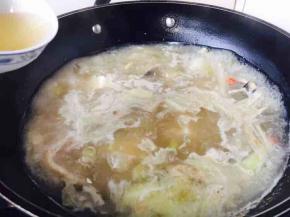 倒入步骤6调好的白胡椒醋汁
