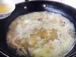 倒入步骤6调好的白胡椒醋汁
