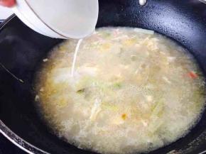 倒入适量的水淀粉，用勺轻轻推匀。
倒入水淀粉会使打入的蛋液容易形成蛋花。