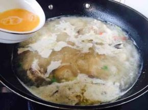倒入蛋液