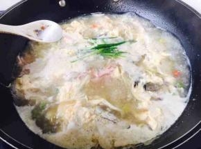 放入盐调味
建议调味时要比平时做的汤稍稍咸一点。