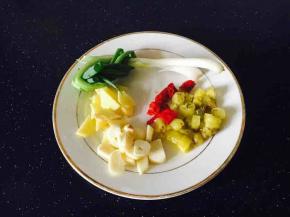 小香葱打结，姜切小片，蒜切片，泡椒小米椒切小圈。