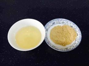 白胡椒粉用白醋释开
为避免白胡椒粉倒入锅里时发散，辣味流失，所以要把白胡椒粉释在白醋里。