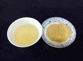 白胡椒粉用白醋释开
为避免白胡椒粉倒入锅里时发散，辣味流失，所以要把白胡椒粉释在白醋里。