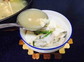 先把龙头鱼和豆腐盛到汤碗里，然后再盛入酸辣汤。