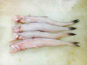 龙头鱼去头，去内脏，清洗干净，沥干水分备用。