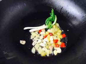 热锅凉油，煸香姜片、蒜片、泡椒圈、小米椒圈、小香葱结。