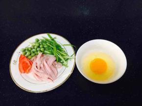 鸡蛋打散，火腿切丝，香葱切丝，豌豆剥皮。